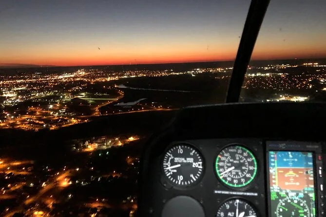Hubschrauberrundflug bei Sonnenuntergang, am Abend oder nachts