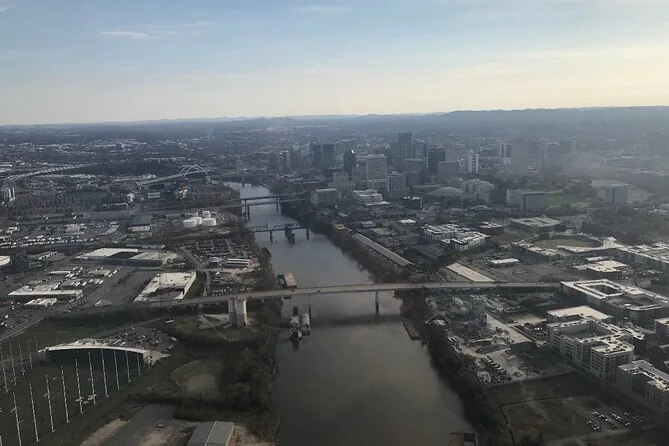 Leicht diesiger Blick aus der Luft entlang des Cumberland River auf eine ferne Skyline