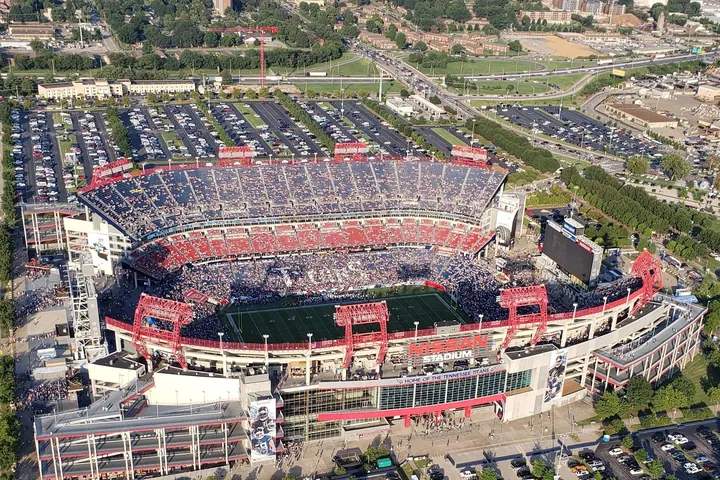 Nissan Stadium am Cumberland River aus der Luft gesehen