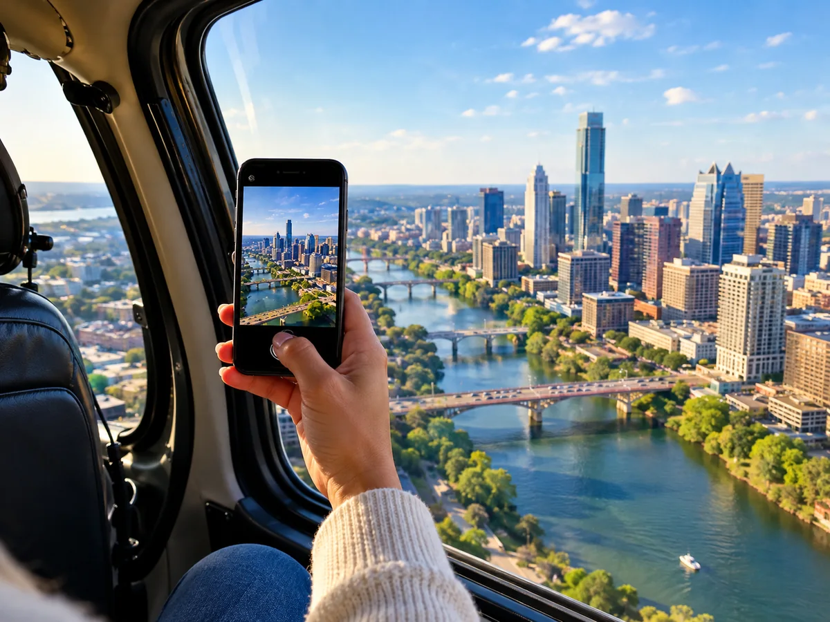 Ein Passagier fotografiert die Skyline und Flussbrücken durch ein Hubschrauberfenster